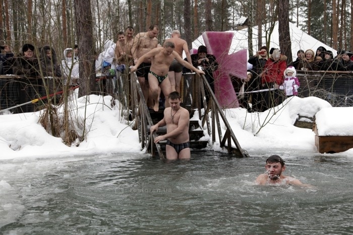 Хрещення &ndash; православне свято 19 січня: суть та історія свята, традиції, звичаї, обряди, Водохресний Святвечір, водохресні купання в ополонці, освітлення води. Хрестять дітей на Хрещення?