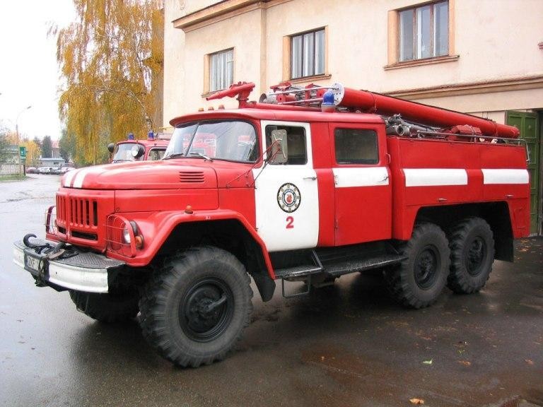 Як намалювати пожежника та пожежну машину поетапно олівцем для початківців і дітей? Як намалювати пожежного, який гасить пожежу поетапно?