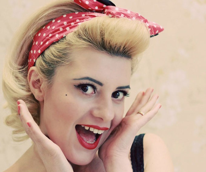 Зачіска у стилі пін-ап (Pin-Up) і поп-арт (Pop-Art): на довгі і короткі волосся. Як зробити зачіску пін-ап з хусткою, банданою?