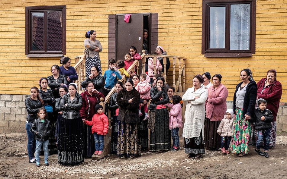 Сонник &ndash; бачити в сні циган. До чого сняться жінці, чоловікові, дівчині, вагітної веселі, п'яні, молоді цигани з дітьми, кіньми гадають, танцюють, співають, крадуть, сваряться, одружуються в будинку: тлумачення сну