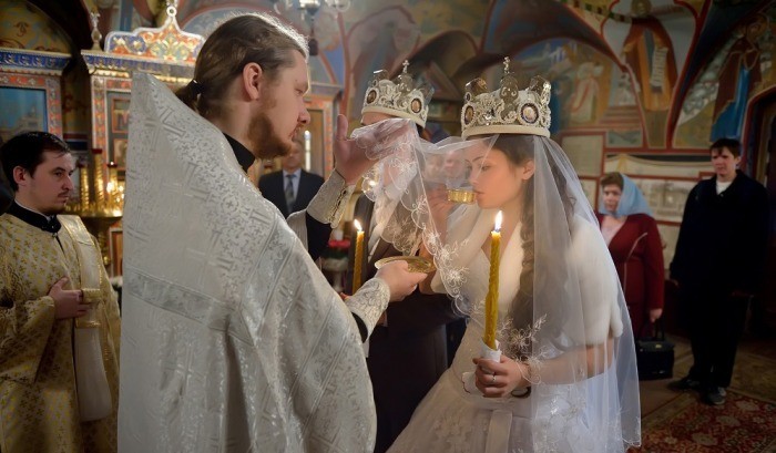 Чи можна вінчатися в церкві в суботу, п'ятницю, середу, четвер, вихідні дні, при місячних, у весільній сукні, католику і православної, на Червону гірку, Трійцю, не охрещеним, троюрідним, після або в день весілля, без сповіді і причастя, ввечері?