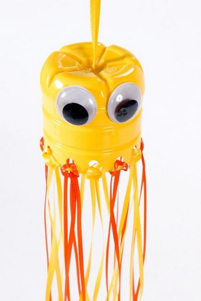 Вироби з пластикових пляшок для дачі та саду покроково для початківців. Як з пластикових пляшок можна зробити лебедя, голуба, пастку для комарів, мітлу, пуфик, вази для квітів, троянди, ромашки, свиню, сову, божу корівку, метелика, павича?
