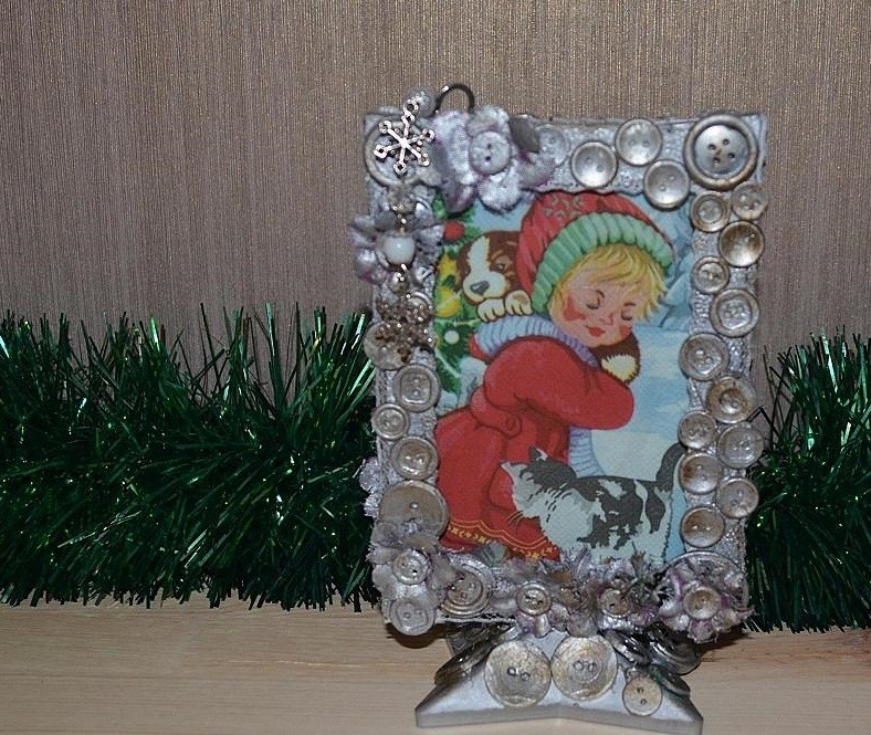 Вироби з гудзиків своїми руками: майстер-класи, фото, ідеї. Як зробити з гудзиків картини, миски, букети, машинки, глобуси, декоративні подушки, рамки для фотографій?