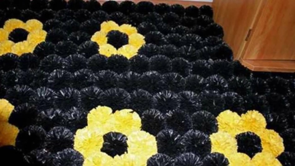 Як зробити підлогові килимки декоративні та масажні зі старого одягу, природних матеріалів, винних пробок, тканини, поліетиленових пакетів своїми руками за допомогою обруча, картону, з гачком і без гачка: прості майстер-класи