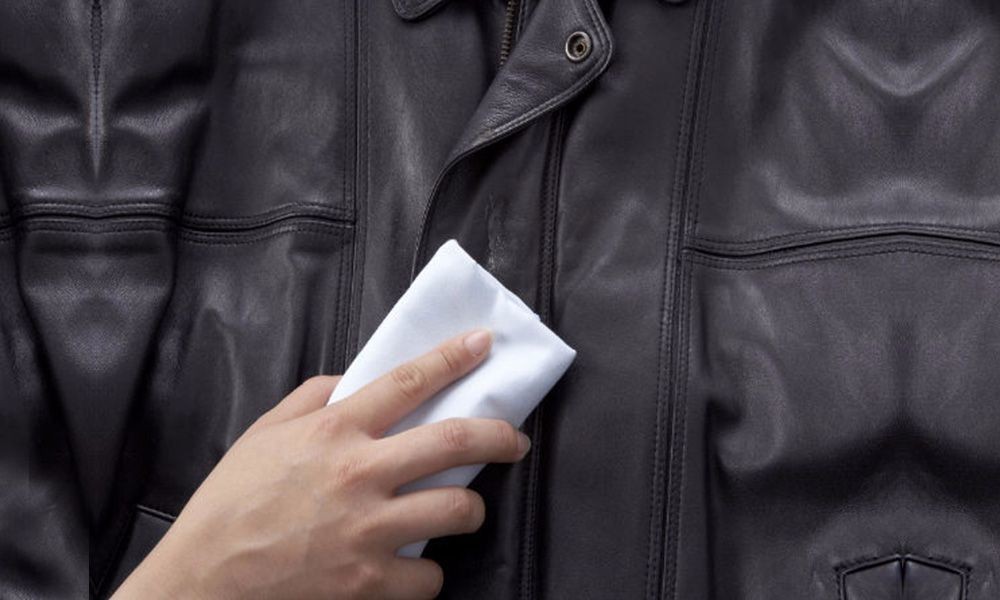 Плями від смоли на куртці, плаття, джинси, брюки, бавовняної тканини, шкіри: як і чим можна вивести, видалити? Як і чим можна прибрати пляма від ялинової, соснової, хвойної, тополевої, деревної смоли з одягу, джинсів?