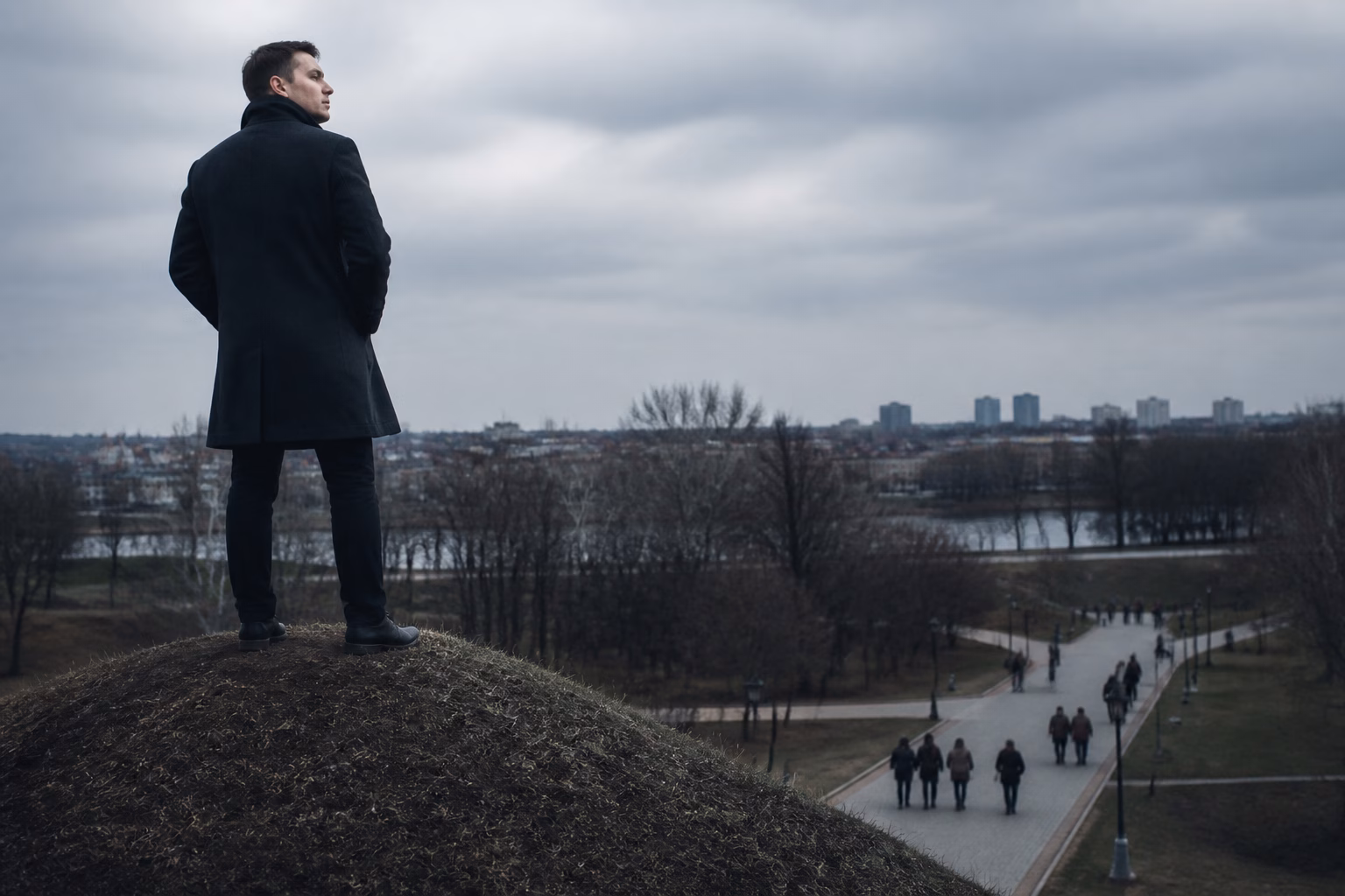 Людина на пагорбі дивиться зверхньо на інших, символ гордині