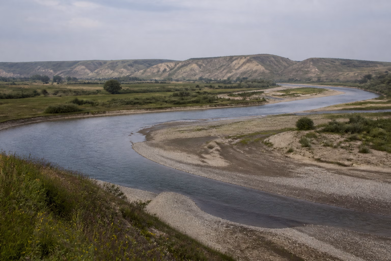Алювіальна рівнина з річкою та залишками давніх гір, що пояснює походження рівнин