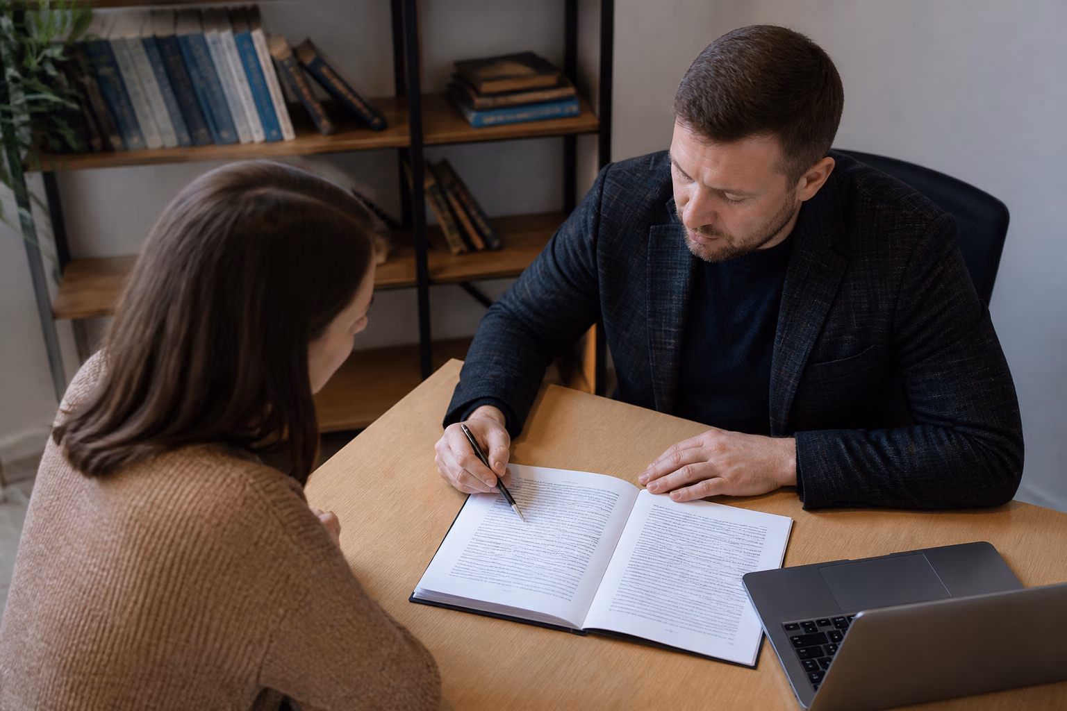 Юрист консультує власницю квартири щодо договору оренди