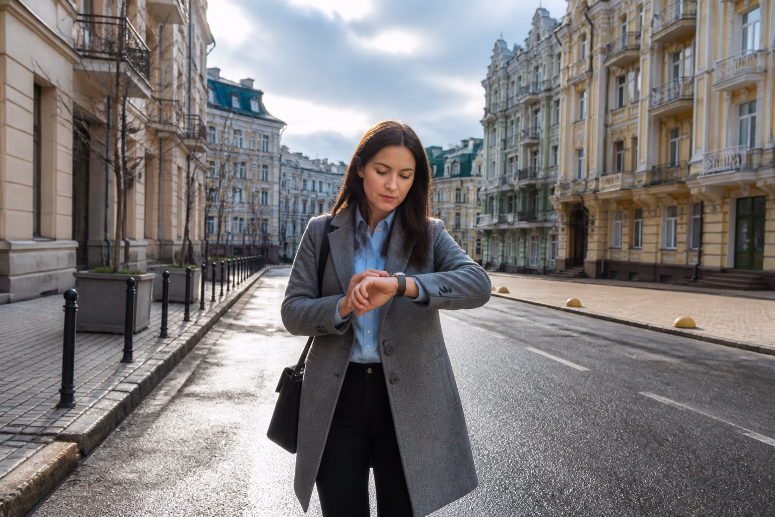 Жінка дивиться на годинник посеред вулиці в середу, тема спотикалки на роботу