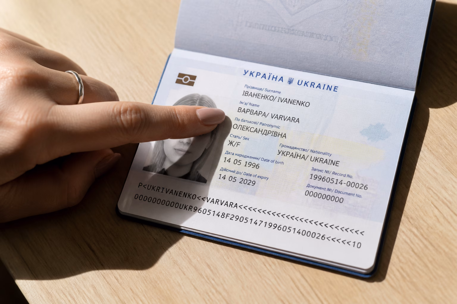 Рука вказує на ім'я Варвара в українському паспорті