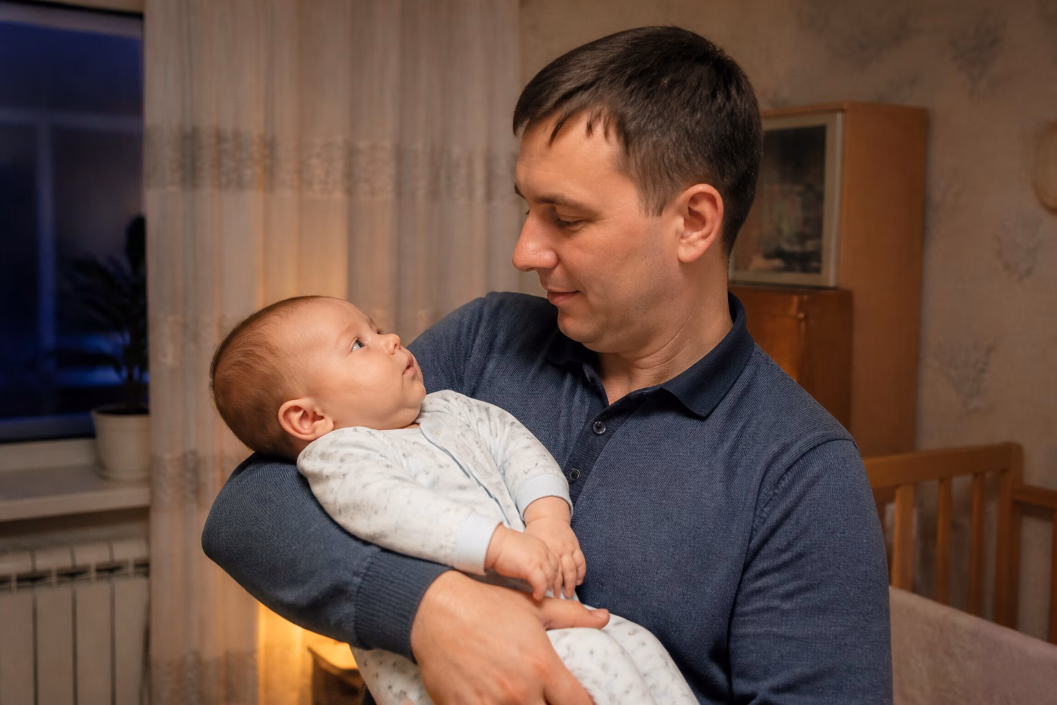 Батько Дмитро тримає маленького сина вдома, обмірковуючи ім’я до по батькові Дмитрович