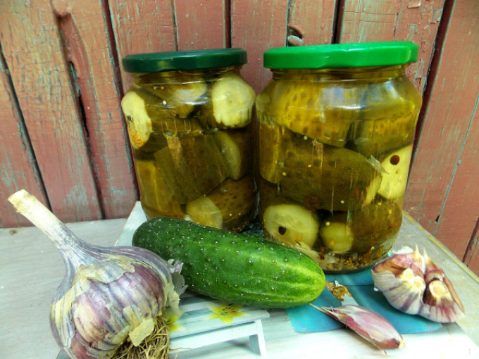 Огірки по-корейськи на зиму: класичний рецепт з морквою, часником і гострим перцем, гірчицею в порошку і зернах, з томатами і солодким перцем, терті на тертці, з овочевим асорті — найсмачніший рецепт