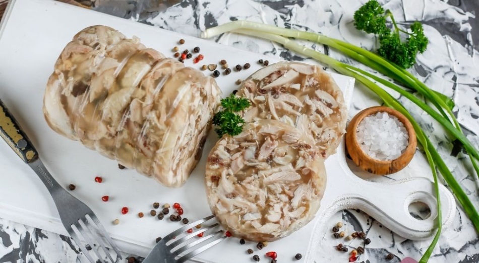 Як приготувати смачний рулет з курки з начинкою в домашніх умовах: кращі рецепти. Рулет курячий з чорносливом, желатином, грибами, сиром, яйцем, омлетом, волоськими горіхами, курагою, з курячого фаршу, в беконі, листковому тісті, лаваші, овочами, бринзою