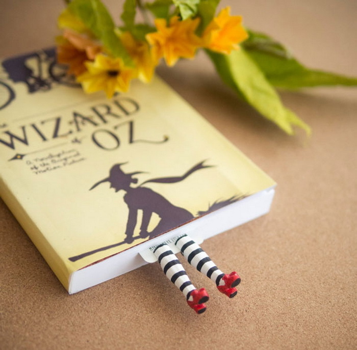 Виріб своїми руками — закладка для книг з паперу, картону, фетру, пов'язана гачком, у вигляді тварин, з вишивкою хрестиком, з стрічок і стрічок, ниток, бісеру, чорно-білі, для дівчаток і хлопчиків: ідеї для школи та дитячого садка, шаблони, майстер-