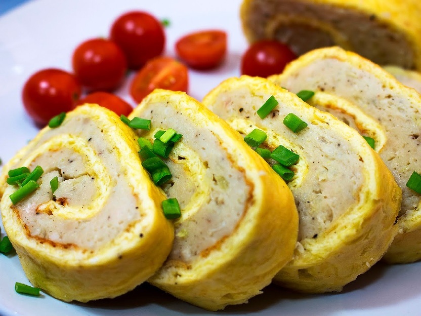 Як приготувати смачний рулет з курки з начинкою в домашніх умовах: кращі рецепти. Рулет курячий з чорносливом, желатином, грибами, сиром, яйцем, омлетом, волоськими горіхами, курагою, з курячого фаршу, в беконі, листковому тісті, лаваші, овочами, бринзою