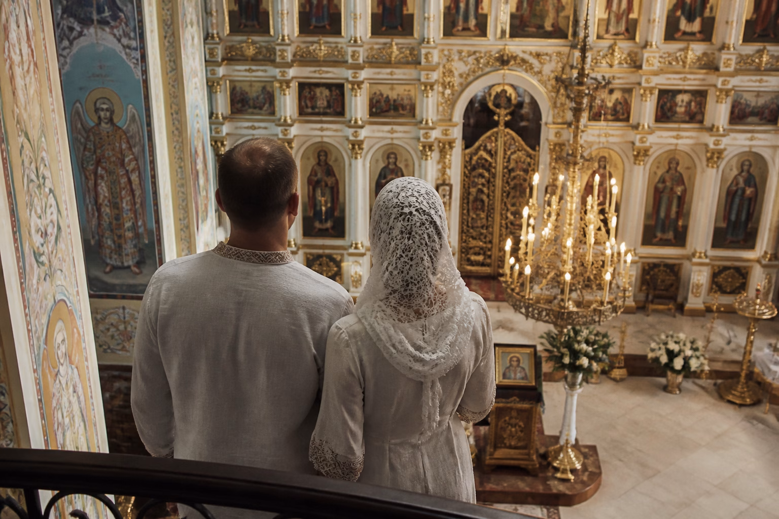 Інтер'єр православної церкви з іконостасом і запаленими свічками