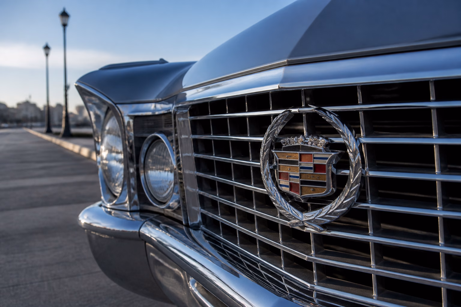 Хромована емблема Cadillac на решітці класичного американського автомобіля