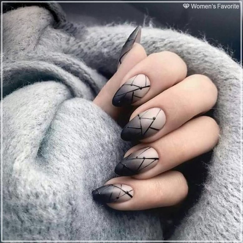 Маникюр черный с бежевым геометрический