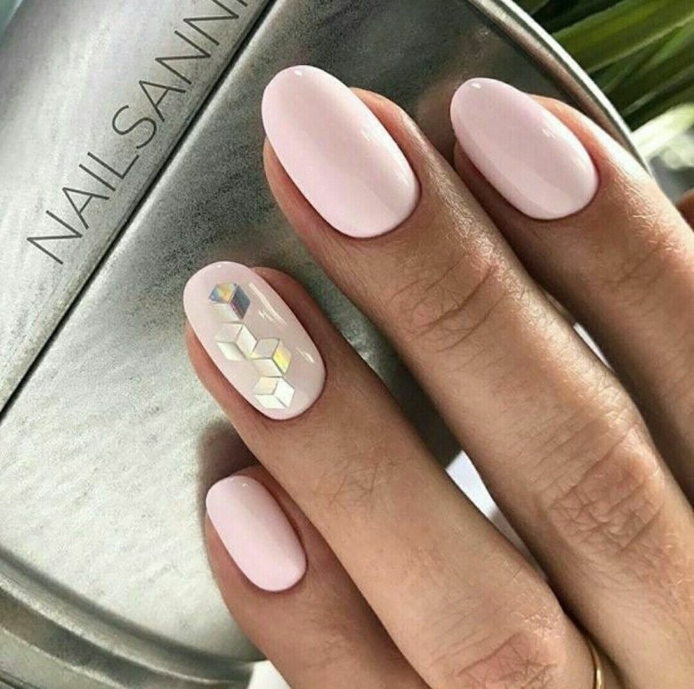 Нежный маникюр на овальные ногти
