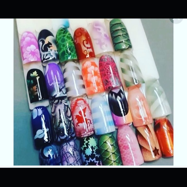 Яркая аэрография на ногтях