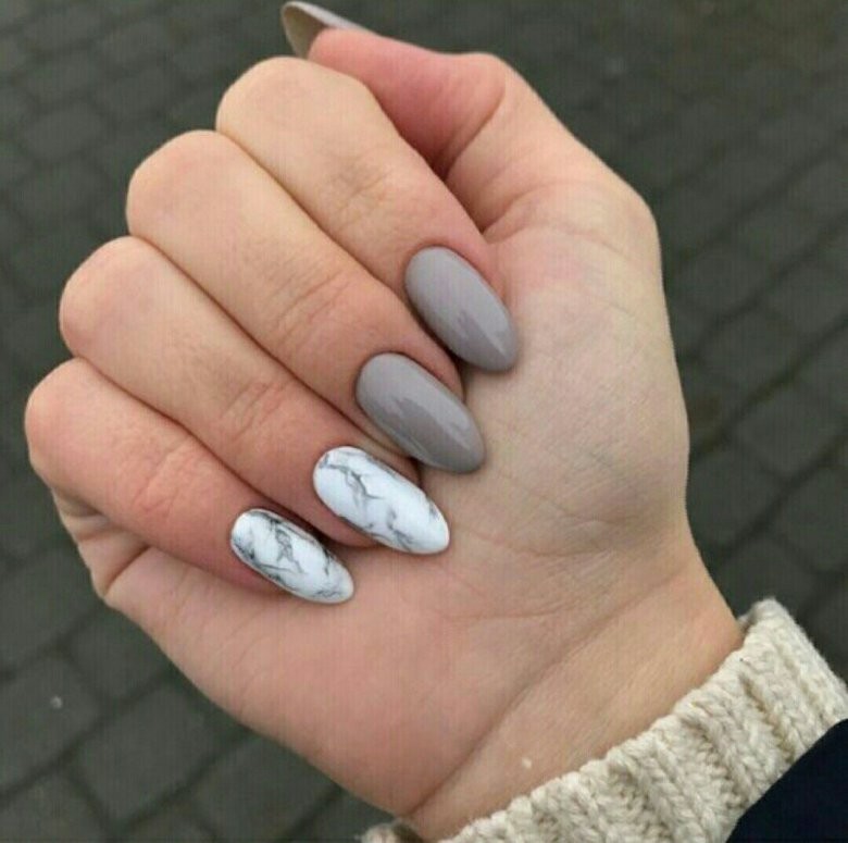 Серый мраморный маникюр