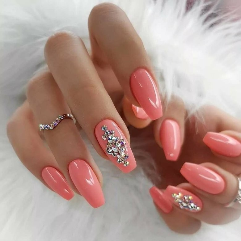 Коралловый маникюр со стразами