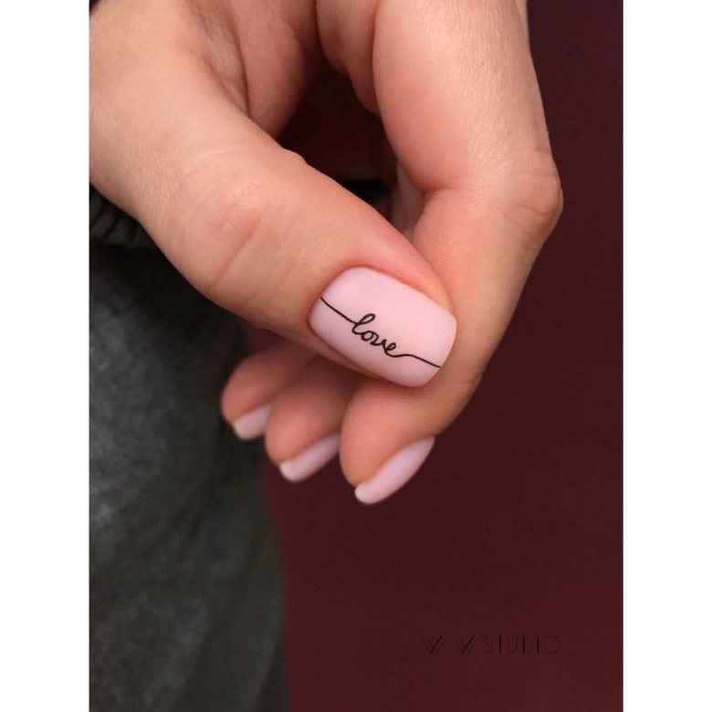 Нігті з написом Love