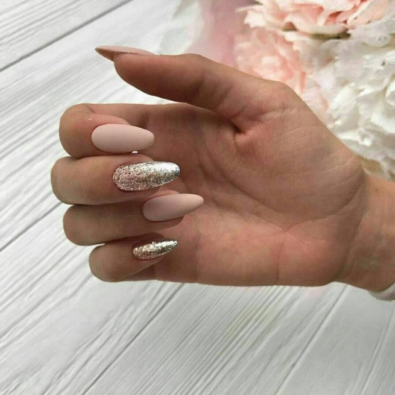 Белые ногти миндаль