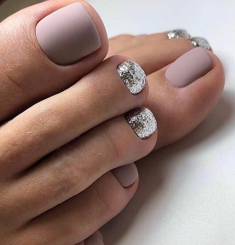Педикюр с блестками
