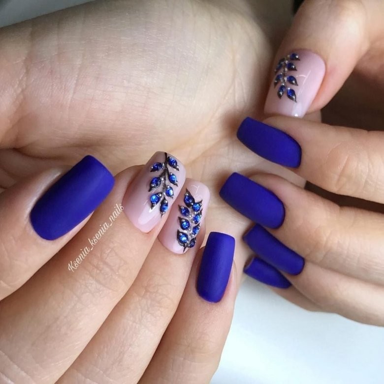 Маникюр на короткие ногти синий с белым