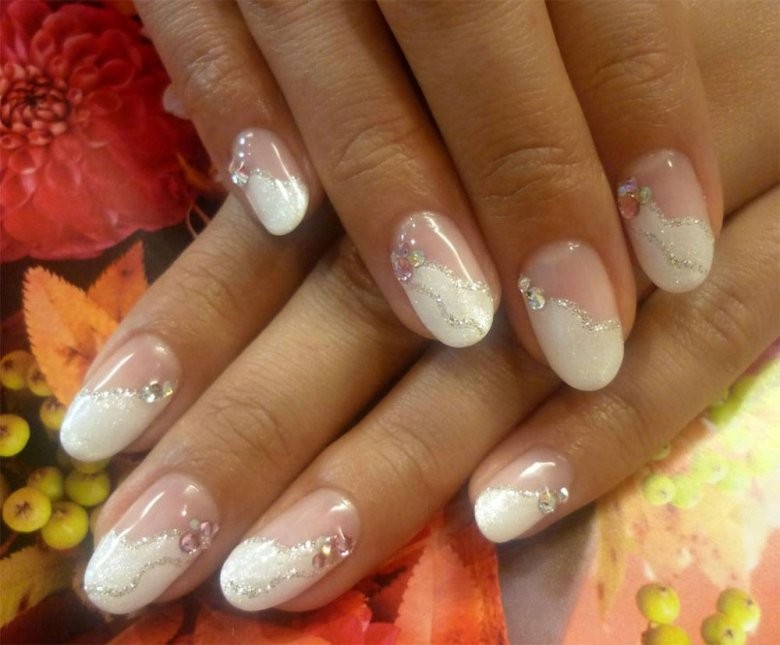 Весільний манікюр на короткі нігті.