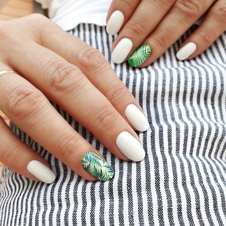 Маникюр изумрудный с розовым
