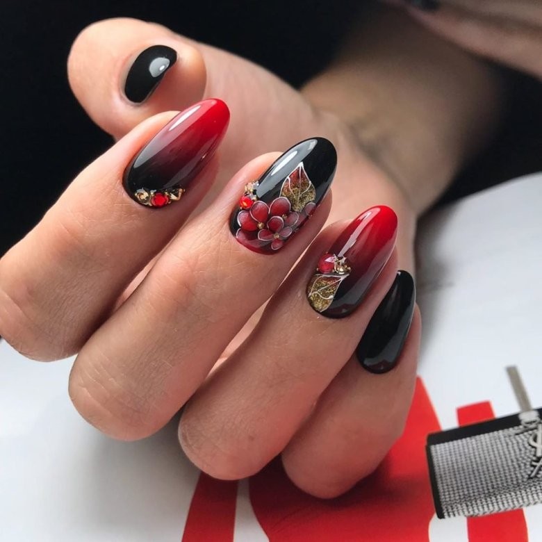Стильный красный маникюр