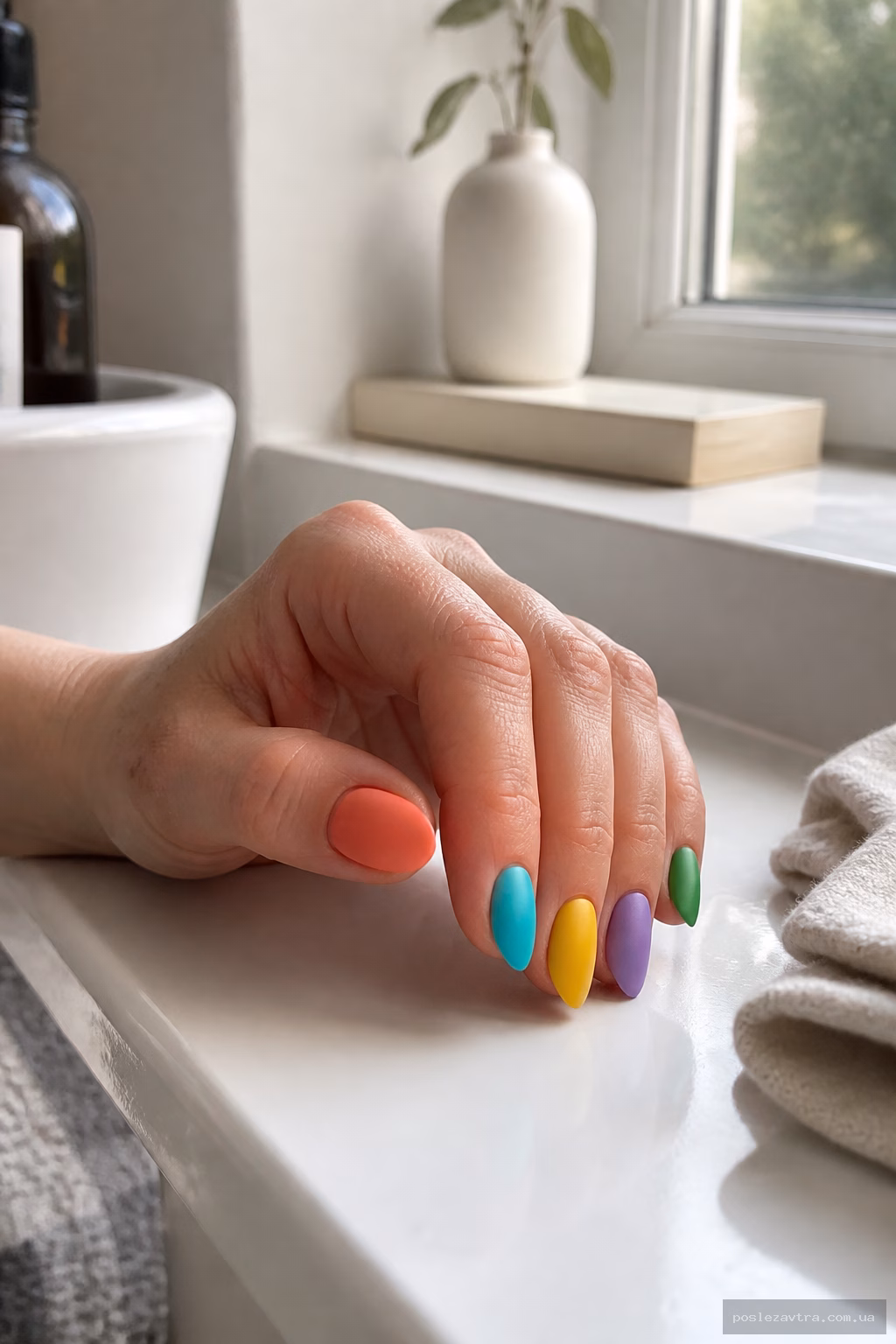Яркий разноцветный матовый маникюр на миндале